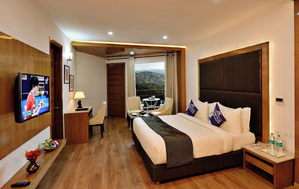 Deluxe Room Valley View with Balcony | Premium bedding, minibar, in-room safe, desk