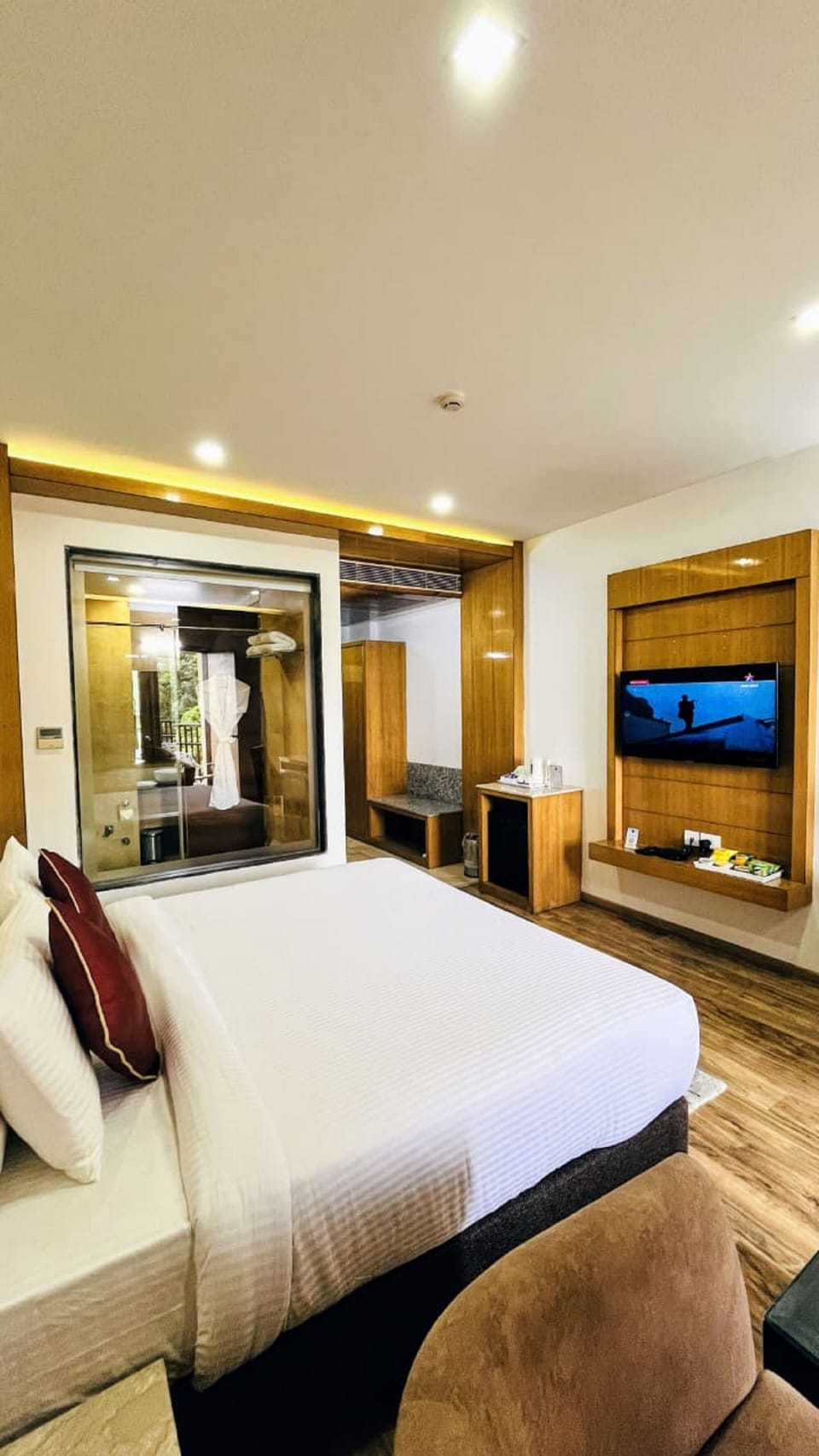 Deluxe Room Valley View with Balcony | Premium bedding, minibar, in-room safe, desk