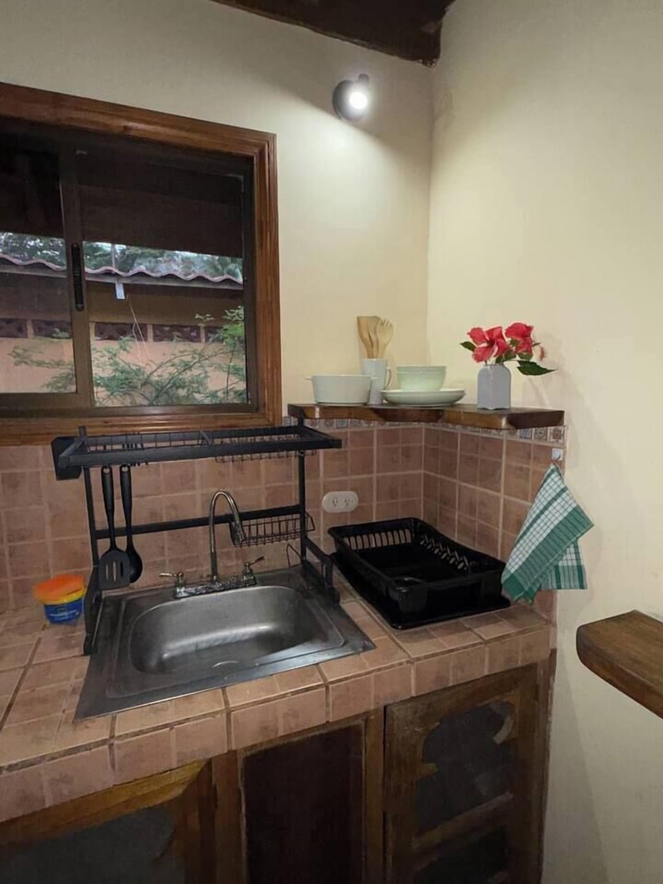 Hot and cold water in the sinks and plenty of drying space.