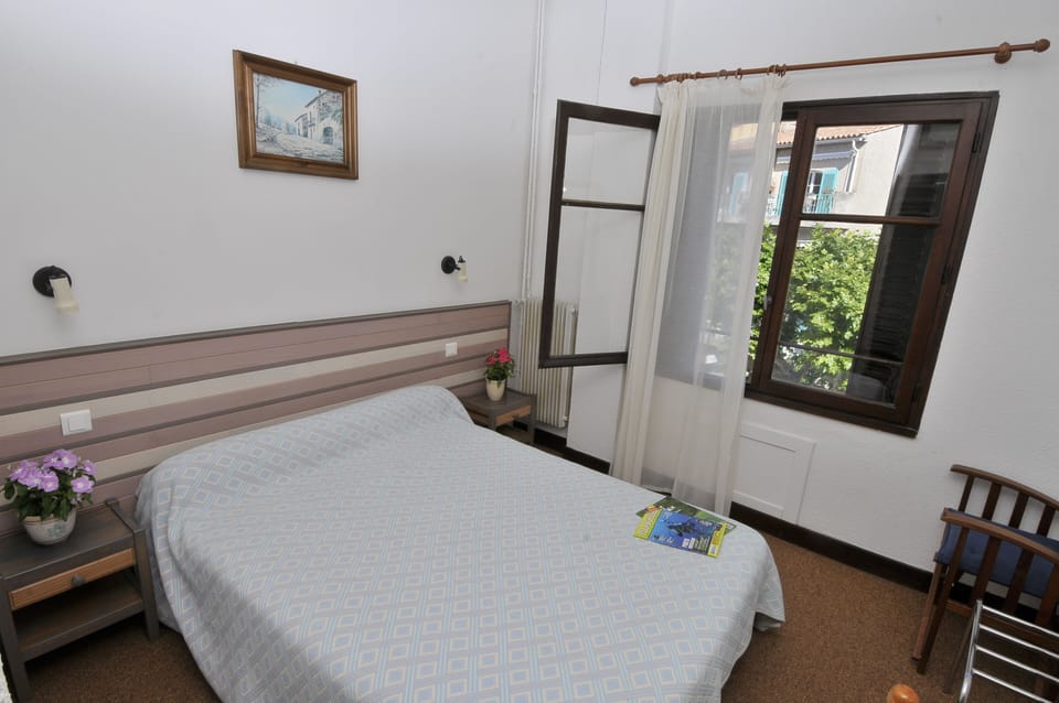 Classic Double Room | In-room safe, iron/ironing board, free WiFi
