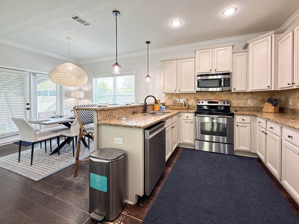 Well Appointed Kitchen and Dining Area