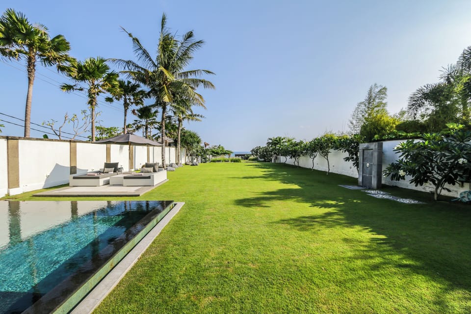 3,000 m2 of garden - 1,000 m2 of built-up area - two swimming pools 
