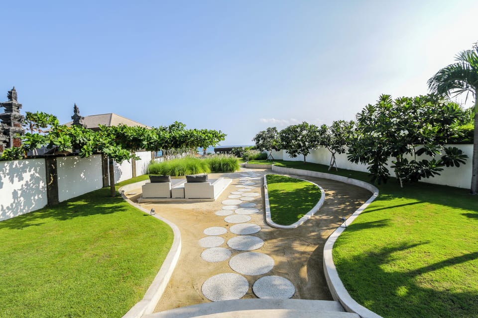 This luxurious property boasts 3,000 m2 of garden and 1,000 m2 of built-up area,