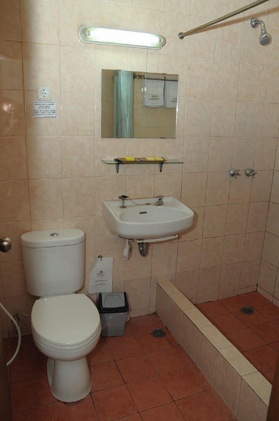 Shower, free toiletries, towels