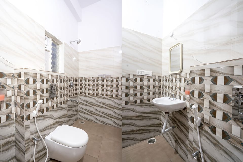 Deluxe Room | Bathroom | Shower, rainfall showerhead, free toiletries, towels