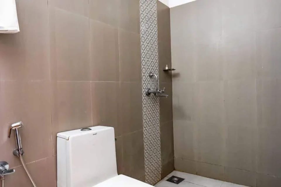Shower, rainfall showerhead, free toiletries, towels