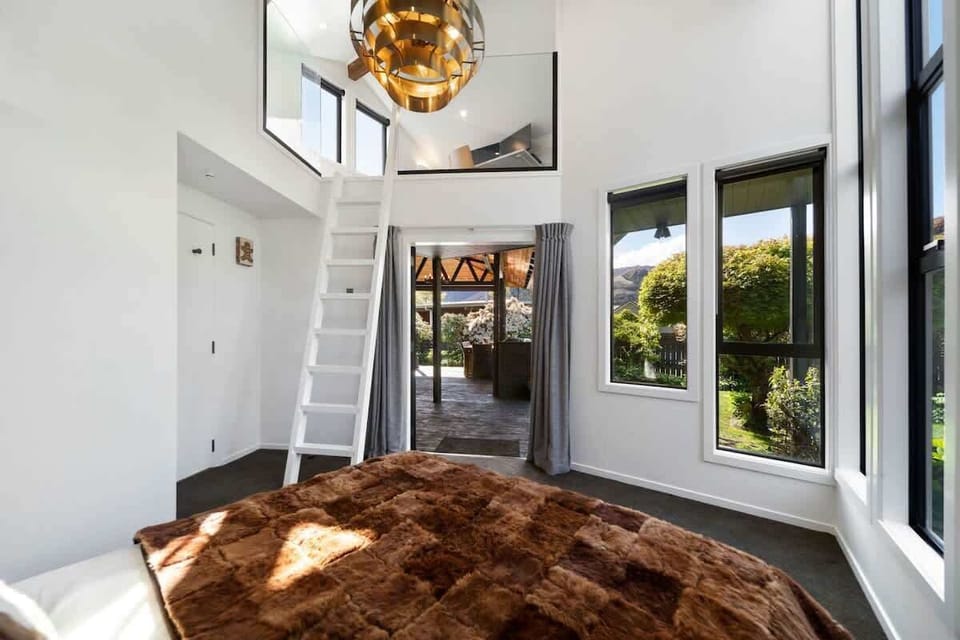 Guest Bedroom, luxury linen, wardrobe, electric blankets, wool duvets and blankets.