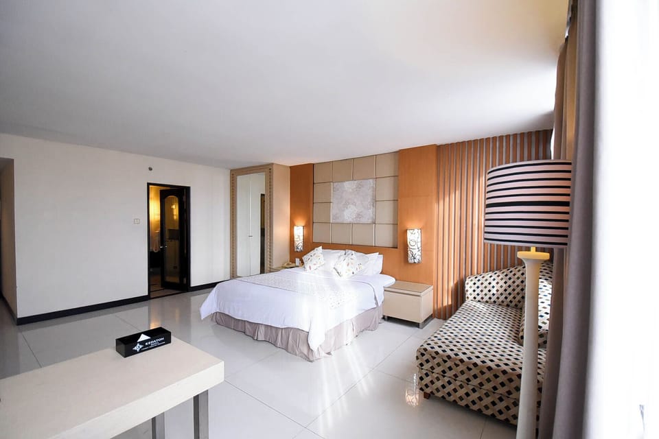 Family Room, 1 King Bed | Free minibar items, in-room safe, individually decorated, desk