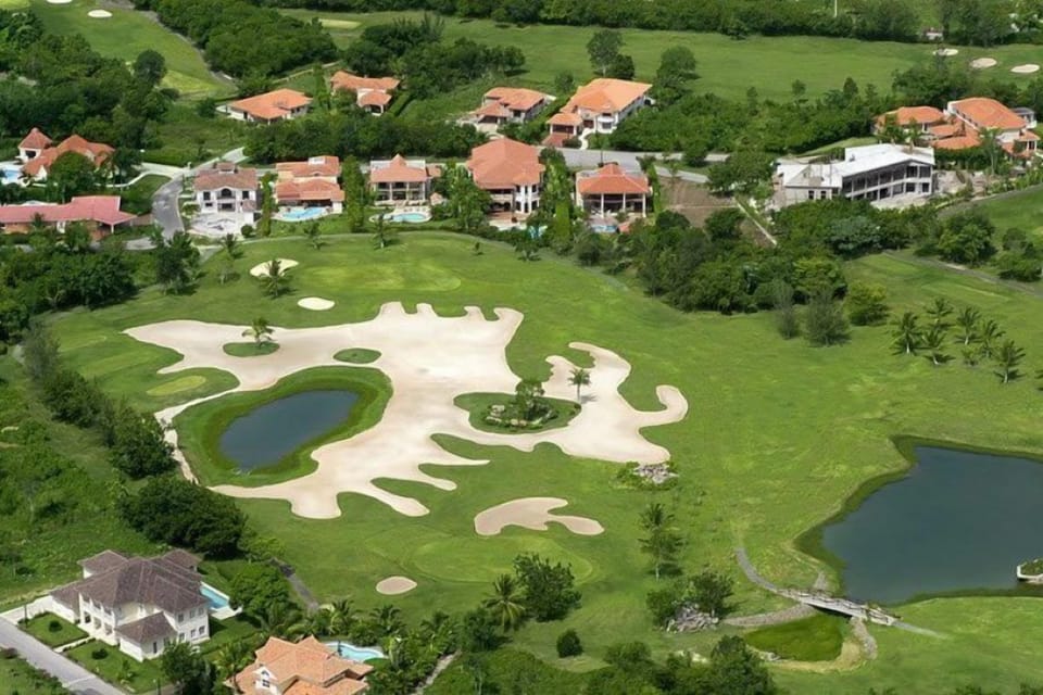 Superb golf courses at a great price like Marlin’s Golf Course can be found at 10 min distance by car. 