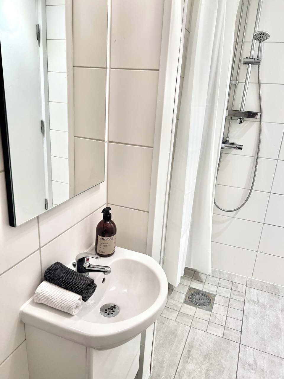 Comfort dubbelrum - utsikt mot trädgården (delat badrum) | Bathroom | Shower, towels, soap, shampoo
