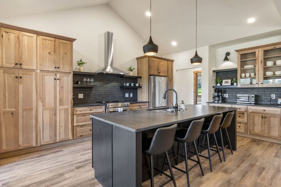 Complete with a microwave, refrigerator, dishwasher and many more!! This kitchen is designed to blend functionality with breathtaking views—making it the ideal spot to cook, relax, and entertain.