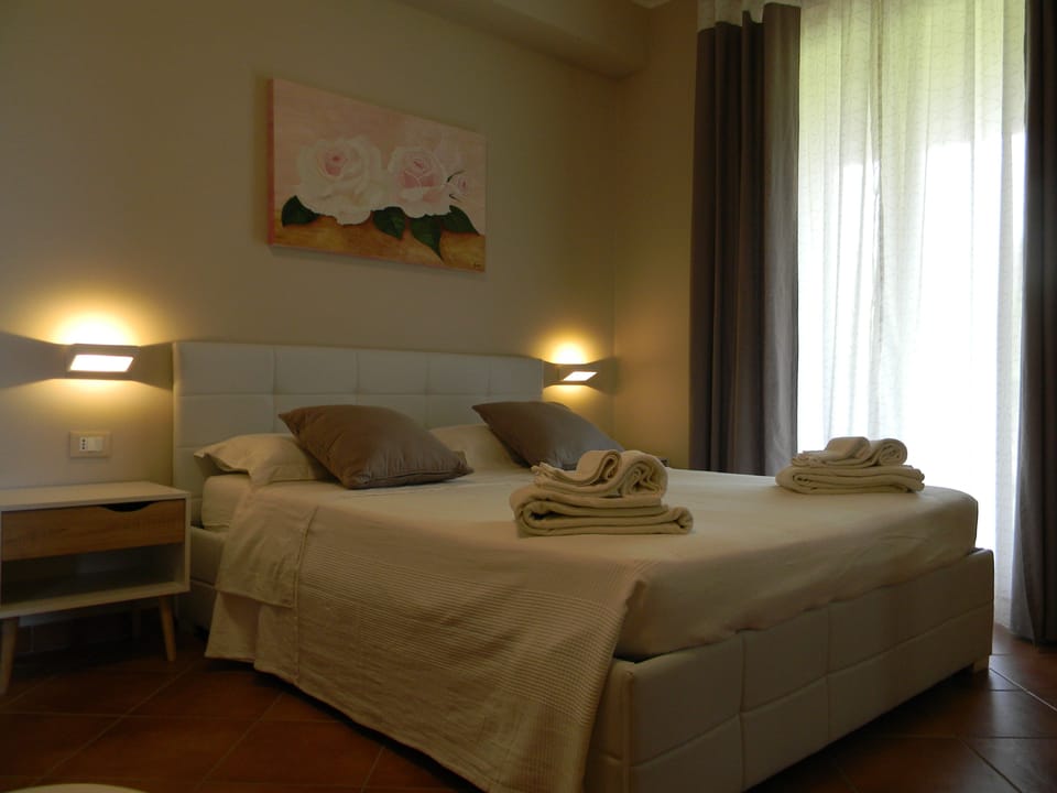 Triple Room | Desk, blackout drapes, soundproofing, free cribs/infant beds
