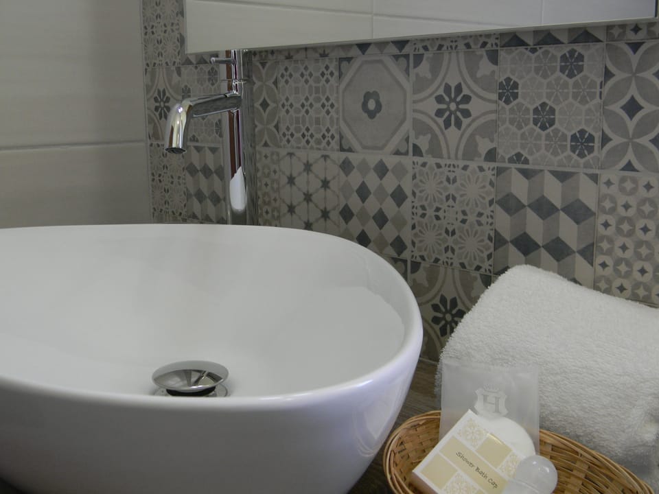Double Room, Garden View | Bathroom | Shower, rainfall showerhead, free toiletries, hair dryer