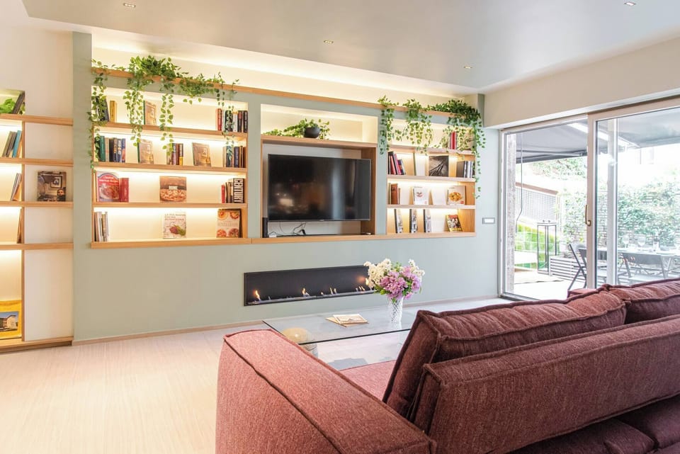 Apartment, 2 Bedrooms, Smoking, Terrace | Living room | Books