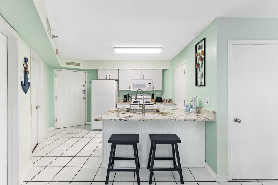 Signature Condo, 2 Bedrooms, Non Smoking, Kitchen | Private kitchen | Fridge, microwave, oven, stovetop