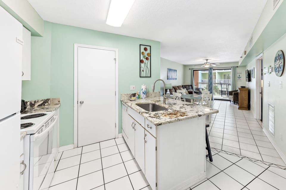 Signature Condo, 2 Bedrooms, Non Smoking, Kitchen | Private kitchen | Fridge, microwave, oven, stovetop