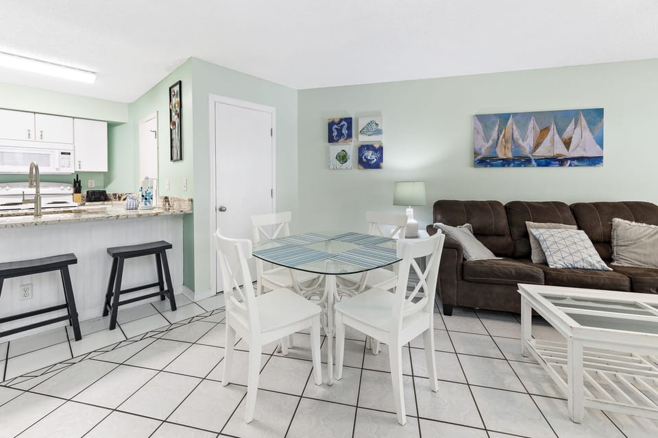 Signature Condo, 2 Bedrooms, Non Smoking, Kitchen | In-room dining