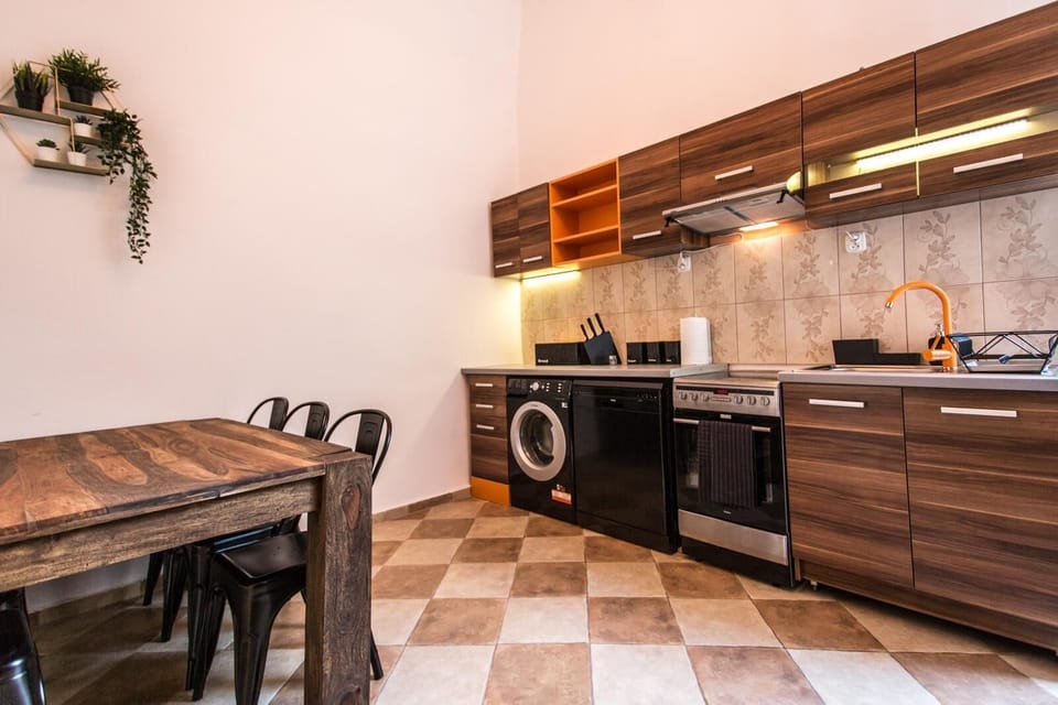 Apartment, Multiple Beds, Kitchen | Private kitchen
