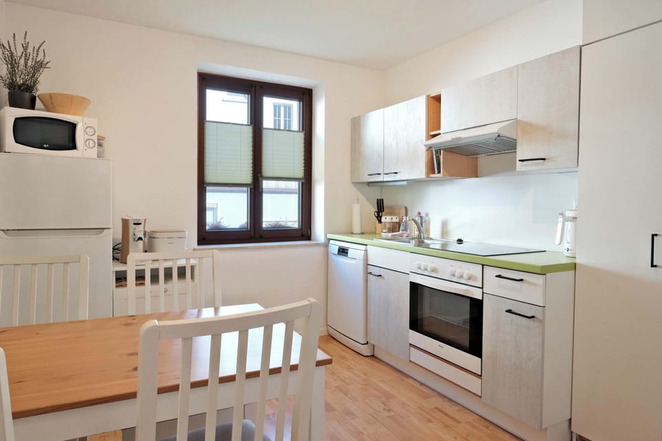 Küchenzeile mit Spülmaschine und Backofen