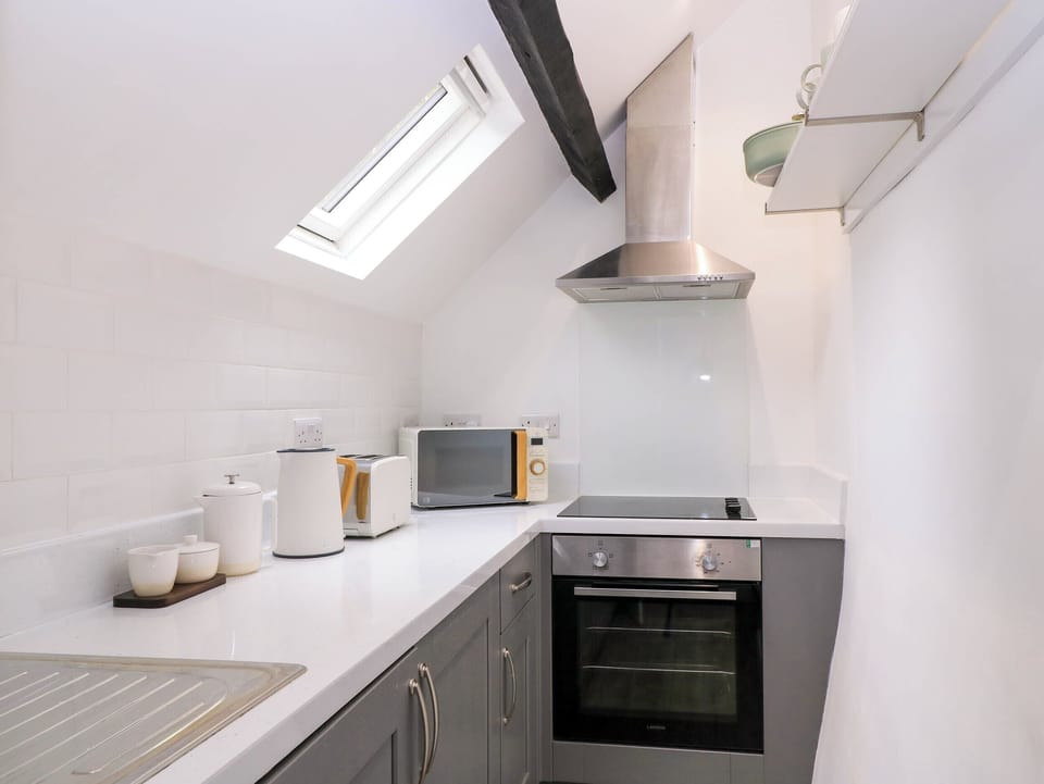 Fridge, cookware/dishes/utensils