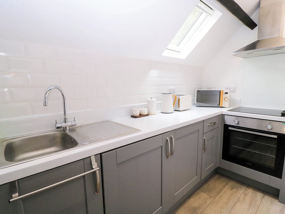 Fridge, cookware/dishes/utensils
