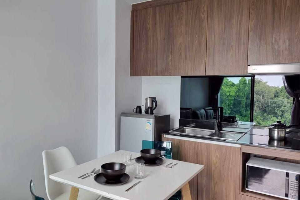 Design Condo, Balcony, Pool View | In-room dining