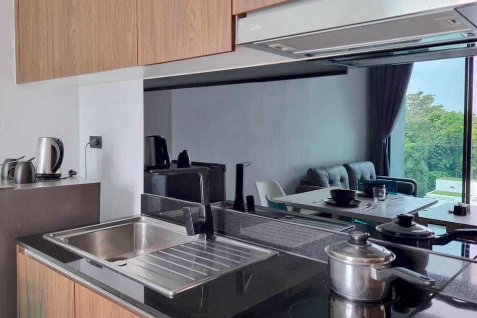 Design Condo, Balcony, Pool View | Private kitchenette | Electric kettle, toaster