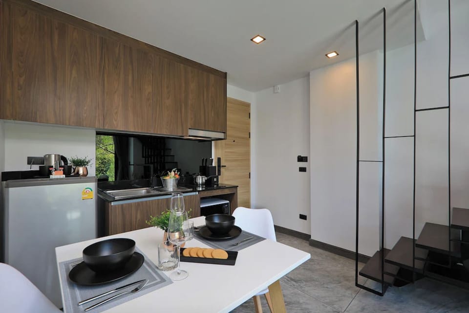 Design Condo, Balcony, Pool View | In-room dining
