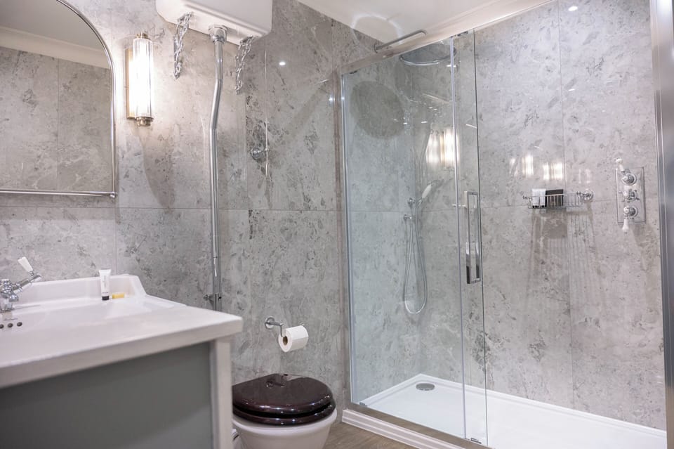 Superior Room | Bathroom | Free toiletries, hair dryer, towels, soap