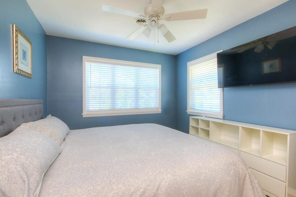 King Bed with TV
GW 5-20-25