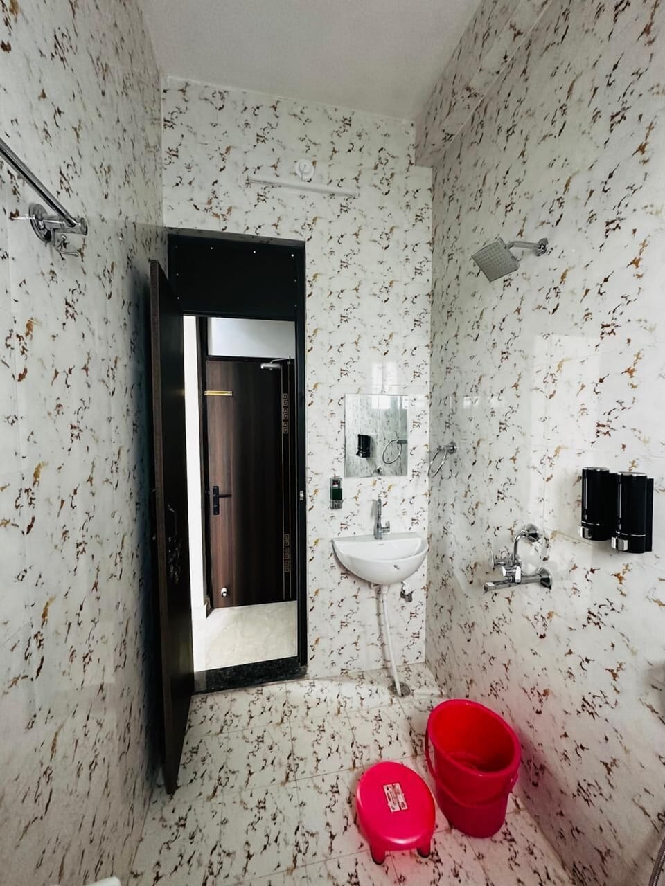Deluxe Room | Bathroom | Shower, free toiletries, towels, soap