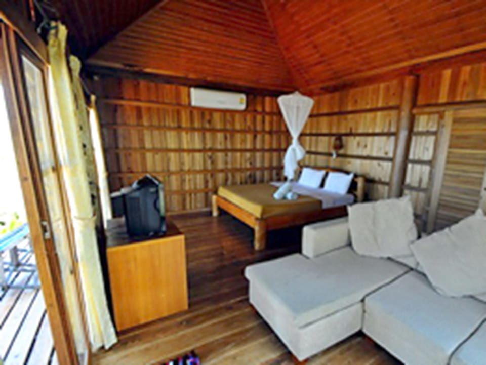 Deluxe Seaview | 1 bedroom, in-room safe, desk, free WiFi