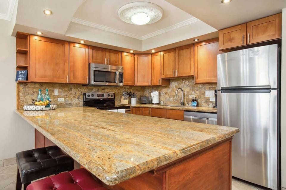 Kitchen counter with 2 chairs