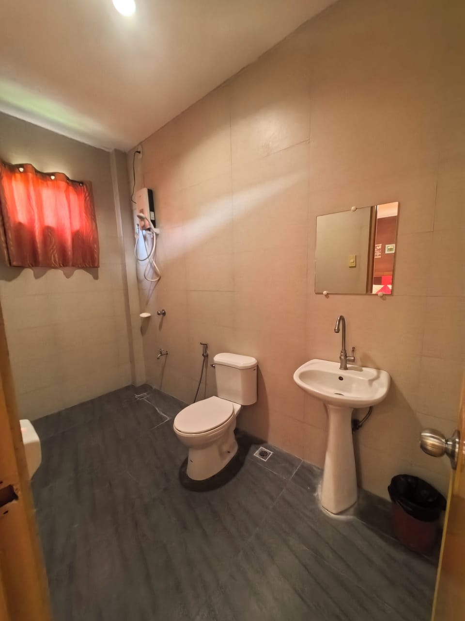 Deluxe Double Room | Bathroom | Shower, bidet, towels, soap