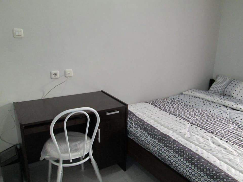 Desk, rollaway beds, free WiFi