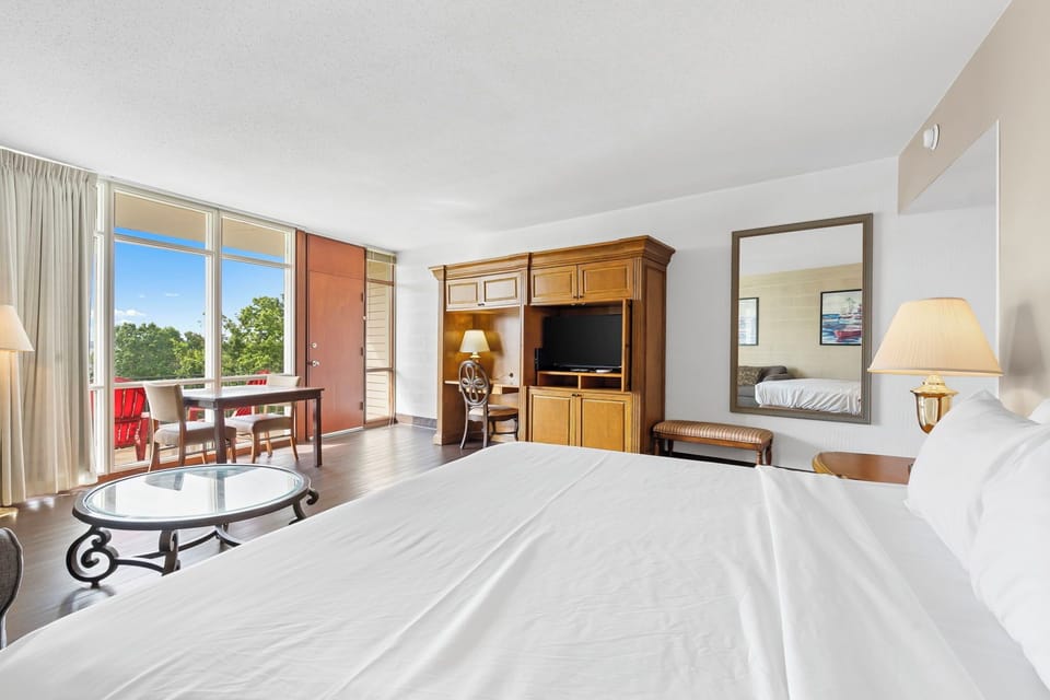 King Suite - Cable TV & Work Desk
