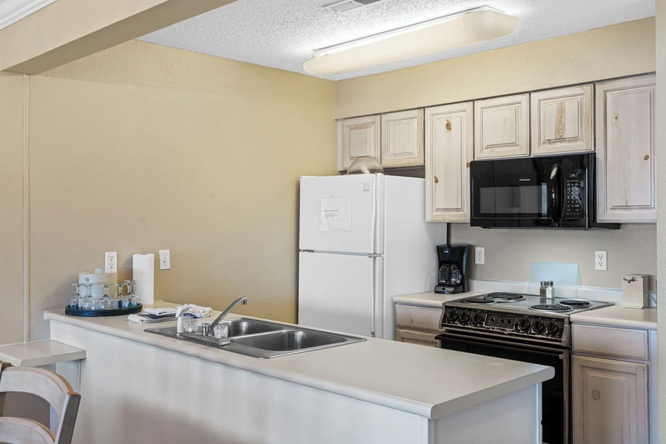 Full Kitchen with Major Appliances - Great for a morning breakfast before hitting the water!