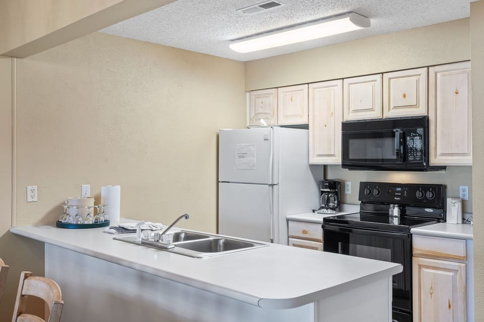 Full Kitchen with Major Appliances - Great for a morning breakfast before hitting the water!