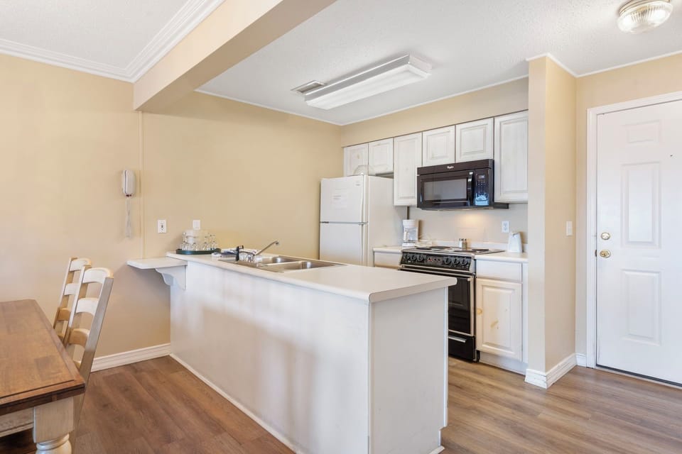 Full Kitchen with Major Appliances - Great for a morning breakfast before hitting the water!