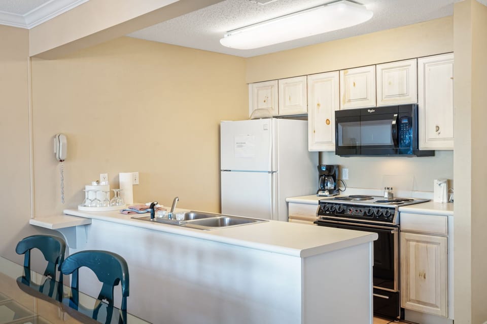 Full Kitchen with Major Appliances - Great for a morning breakfast before hitting the water!