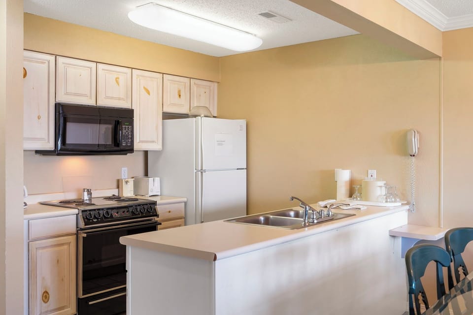 Full Kitchen with Major Appliances - Great for a morning breakfast before hitting the water!