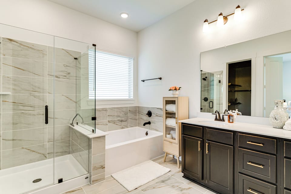 Modern Home, Close Proximity to Houston! Cottage in Harris County