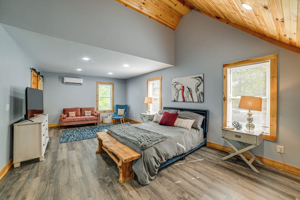 Game Room & Screened Porch: Kentucky Lake Retreat! Cottage in Lake Barkley