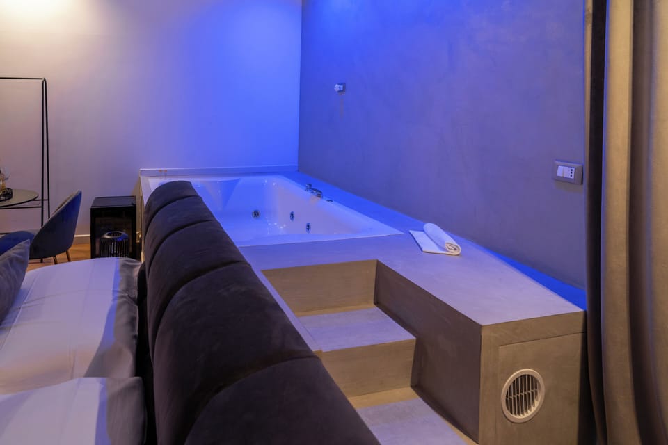 1 bedroom, desk, blackout drapes, soundproofing