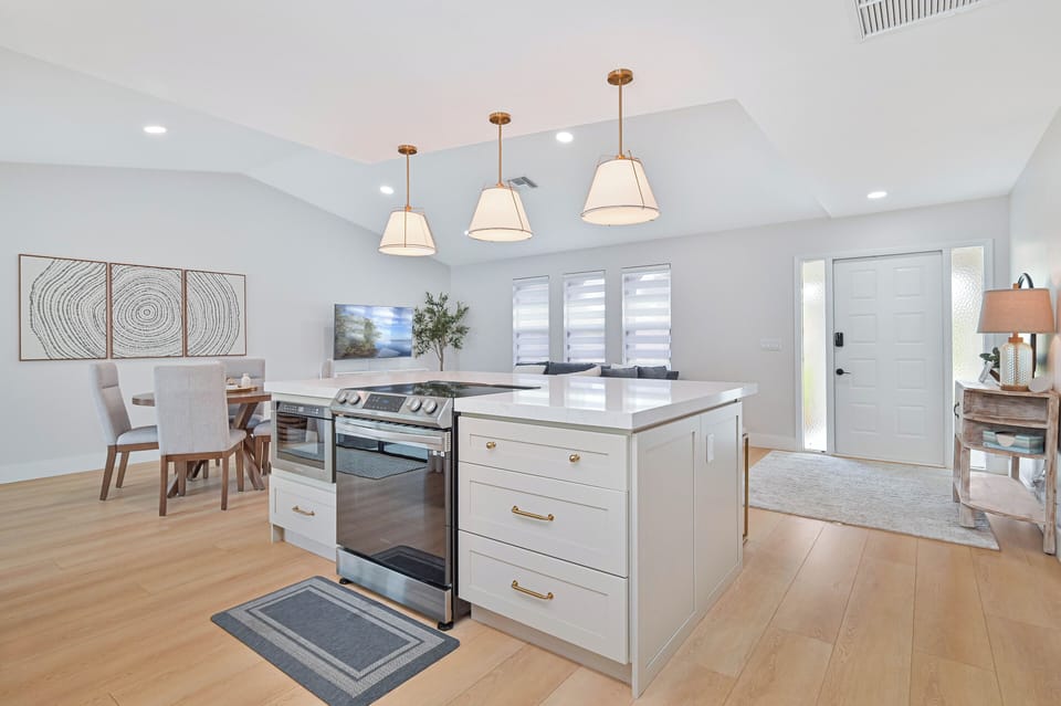 Naples Delight - Fully equipped kitchen with island seating