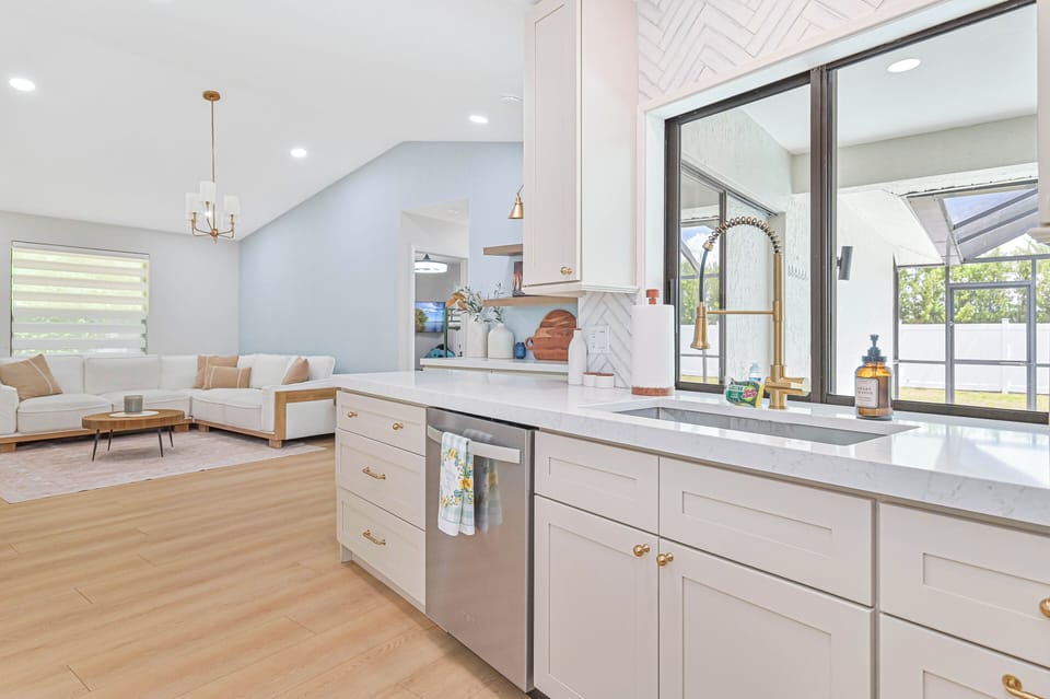 Naples Delight - Fully equipped kitchen with island seating