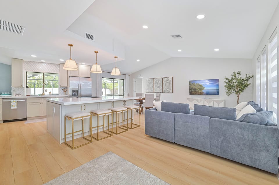 Naples Delight - Fully equipped kitchen with island seating
