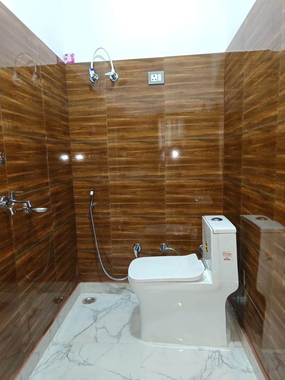 Shower, bidet, towels