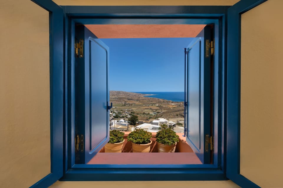 Open Window to the Horizon
A stunning seaview framed by traditional Cycladic architecture.