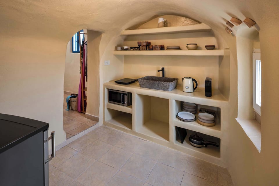 Kitchen Corner – Built-in Simplicity
Open shelving and natural materials create a timeless space.